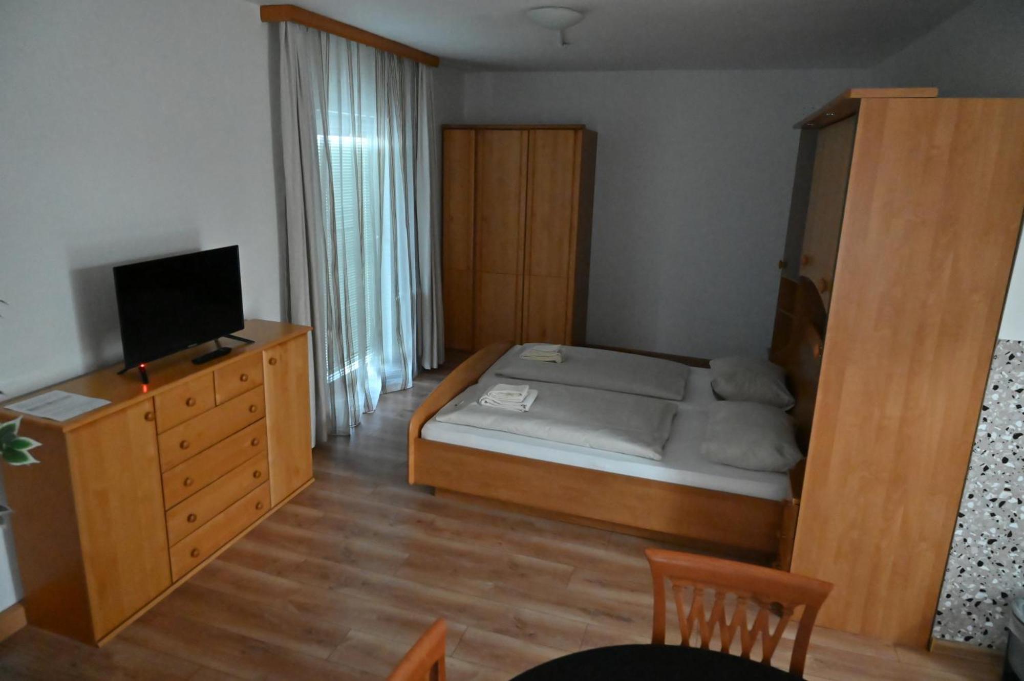 Pension Haus Nova Вінер-Нойштадт Екстер'єр фото